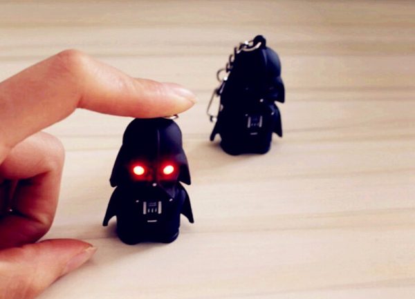 MÓC KHÓA STAR WAR DARTH VADER CÓ ĐÈN LED VÀ ÂM THANH