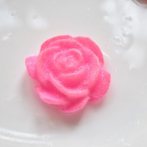 5 bông hoa hồng nở trong nước