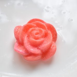5 bông hoa hồng nở trong nước