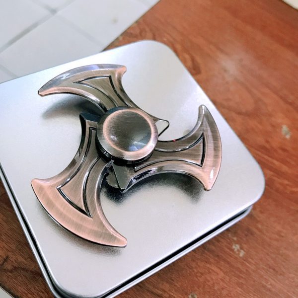 Con quay Đao 3 cánh Hand Spinner Sword