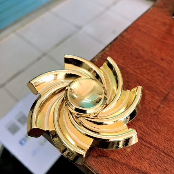 Con quay 7 cánh lốc xoáy tornado hand spinner