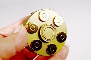 Con quay hộp đạn ổ xoay Revolver Bullet Spinner