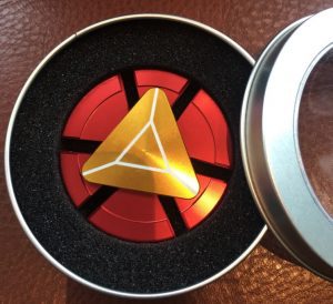 Con quay huy hiệu Iron Man Hand Spinner