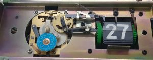 Đồng hồ cơ cót diamond clock có lịch mặt nhôm số nổi 9505