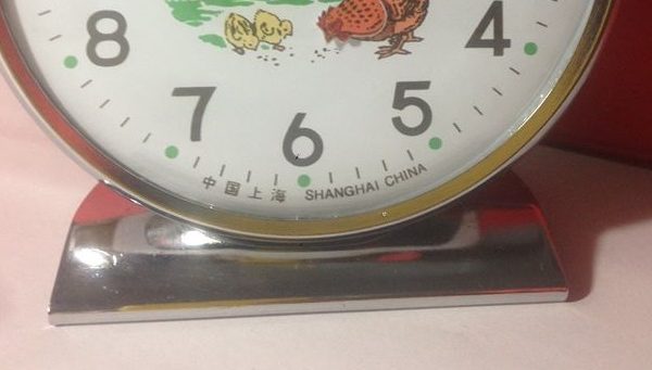 Đồng hồ cơ cót để bàn diamond clock nguyên bản gà mái mổ thóc 9705