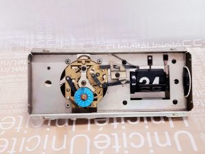 Đồng hồ kim cương cơ báo thức có lịch nhiệt kế máy 8802 toàn đồng nguyên bản