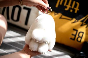 Móc khoá thỏ bông lông trắng xù dòng cao cấp luxury siêu mượt mịn size 20 cm