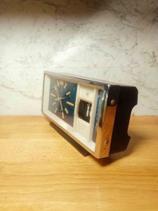 Đồng hồ cơ báo thức lịch nhiệt kế máy kim cương 8202 toàn đồng xưa