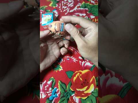 đồ chơi gà con bằng thiếc lên cót  nó sẽ lích chích bước đầu gật gù#HoàiNiệm #ĐồChơiTuổiThơ